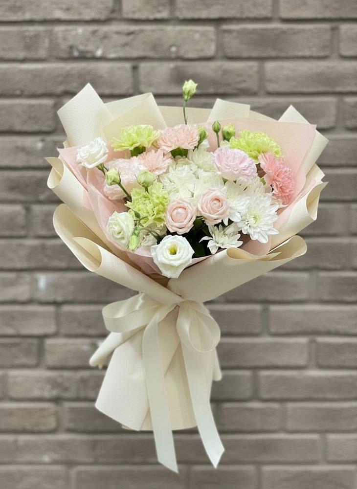 Букет цветов из: Гвоздики, Розы, Лизиантусы и Хризантемы в Черницыне