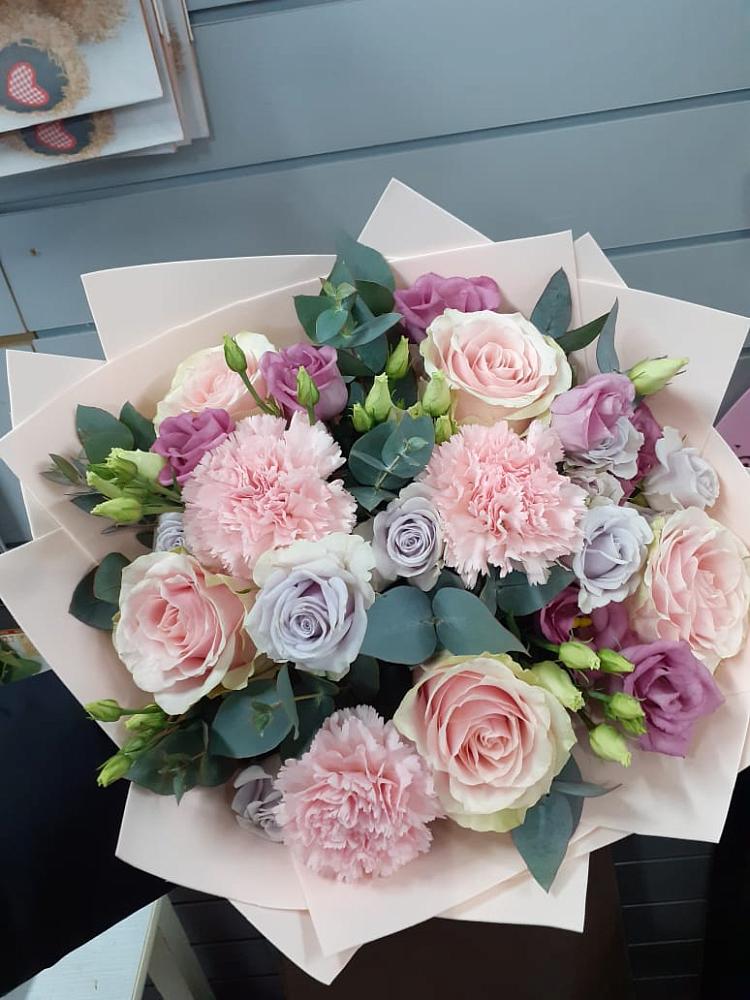 Букет цветов из: Розы, Гвоздики и Лизиантусы в Черницыне